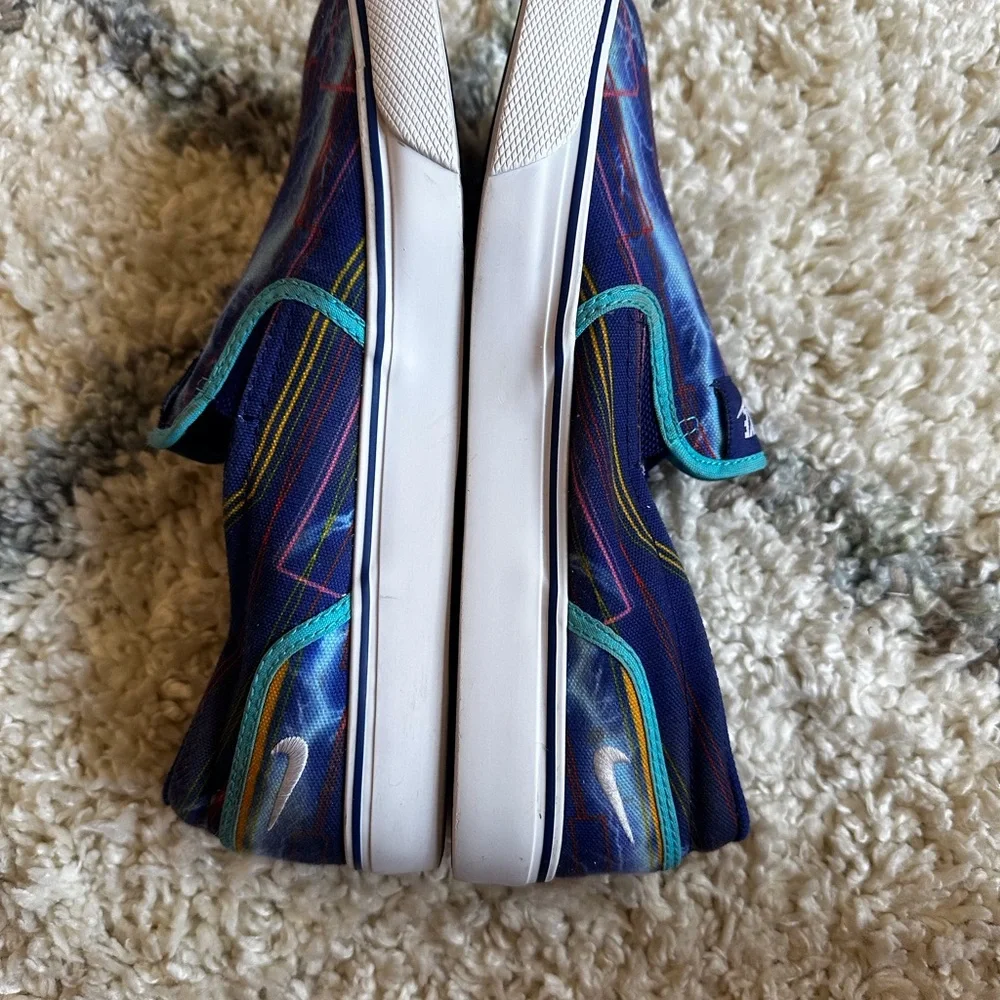 Nike Kids Slip-On Sneakers 6.5Y in Navy with Teal Trim and Multicolor Lightning